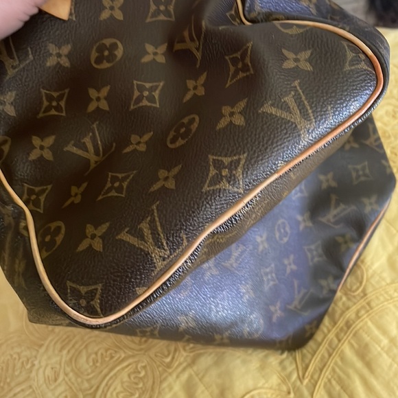 I’m selling spiry 30 LV original has a code inse the bag - Picture 5 of 6